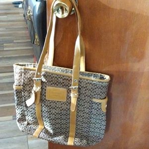 Tan coach adjustable shoulder bag.